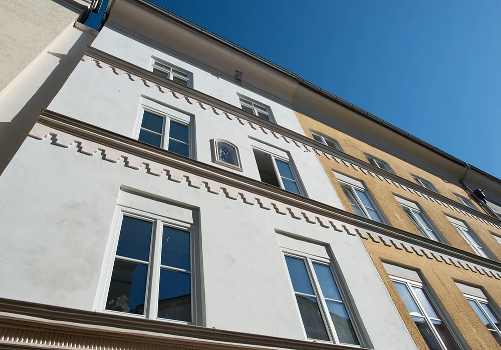 Detailansicht einer restaurierten Altstadtfassade mit historischen Putzstrukturen