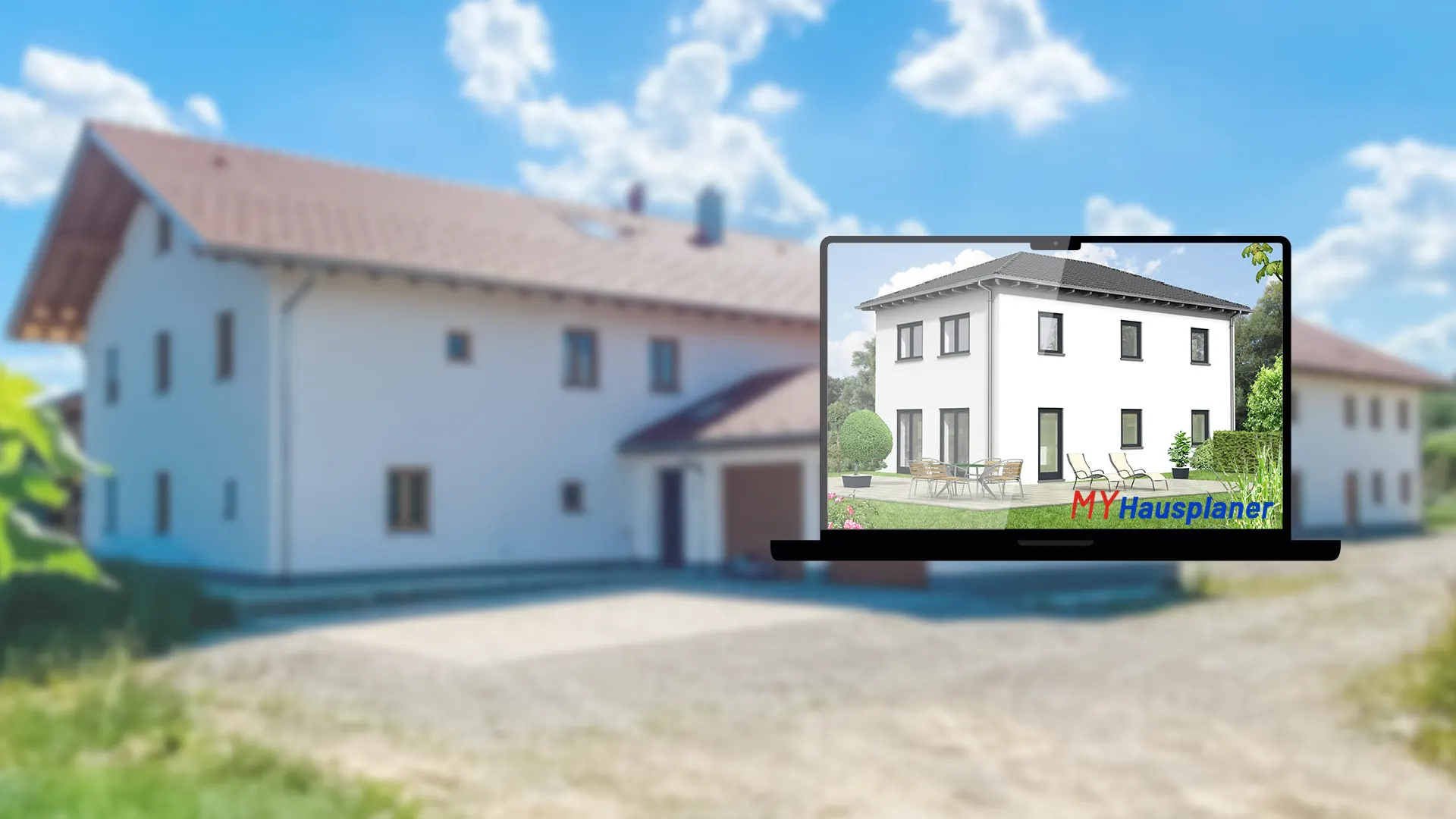 Verschwommenes Foto eines Hauses im Hintergrund, im Vordergrund ein Laptop mit digitalem Hausentwurf und dem Logo „MY Hausplaner“.