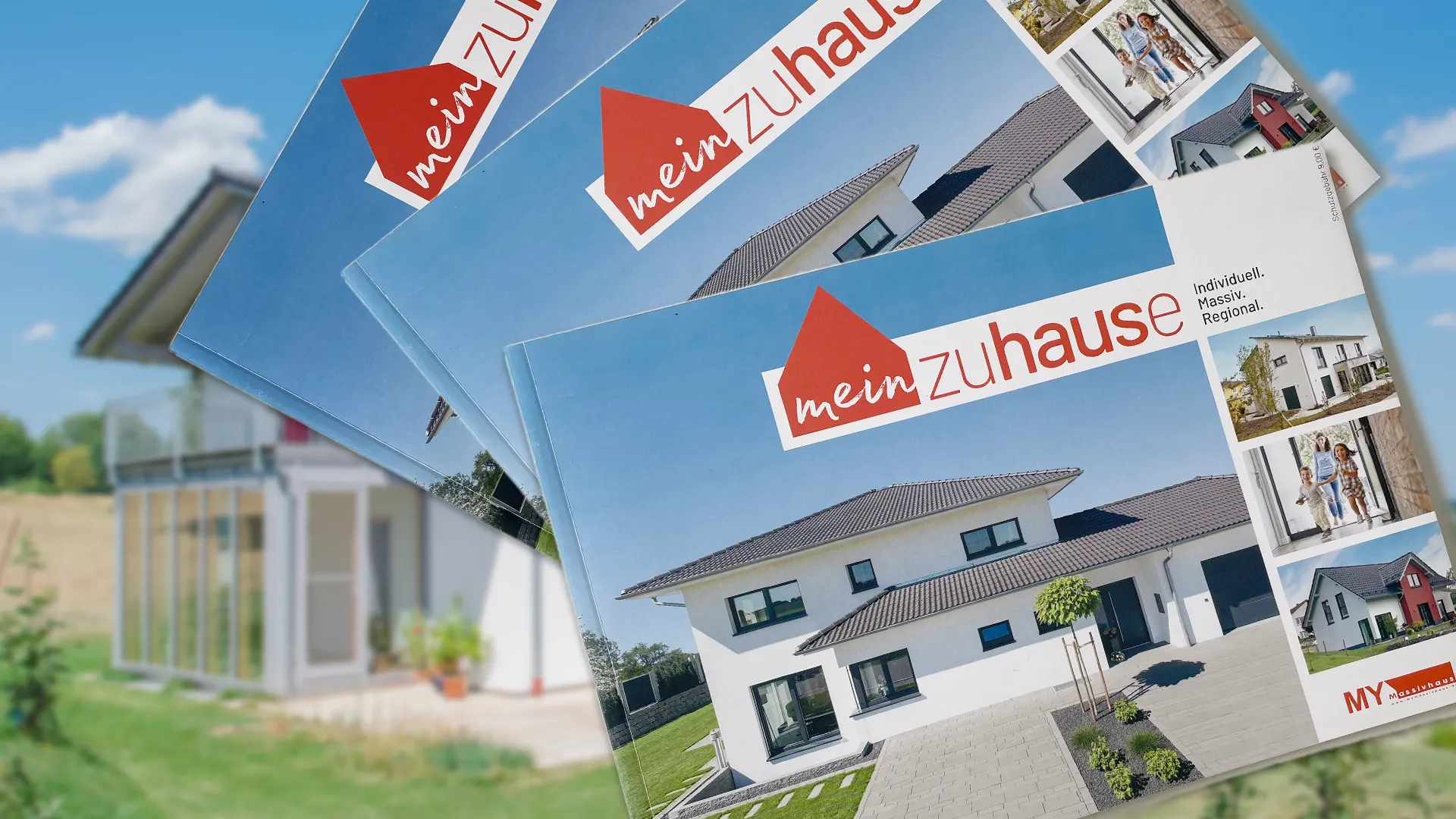 Titelblatt mehrerer Hausbau-Broschüren mit dem Titel 'mein Zuhause' vor einem unscharfen Hintergrund eines modernen Einfamilienhauses mit Wintergarten.