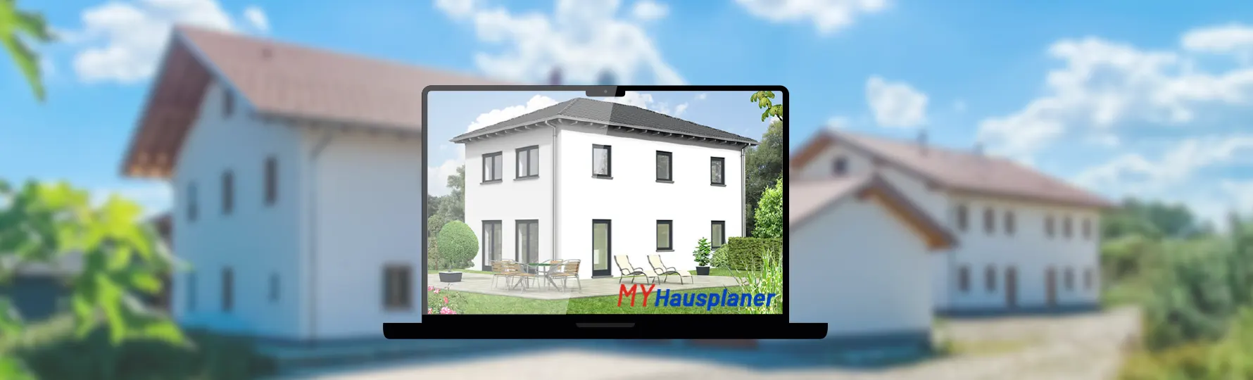 Illustration eines Laptops mit einem digitalen Hausentwurf auf dem Bildschirm, im Hintergrund verschwommen ein echtes Einfamilienhaus, Text auf dem Laptop: ‚MY Hausplaner‘.
