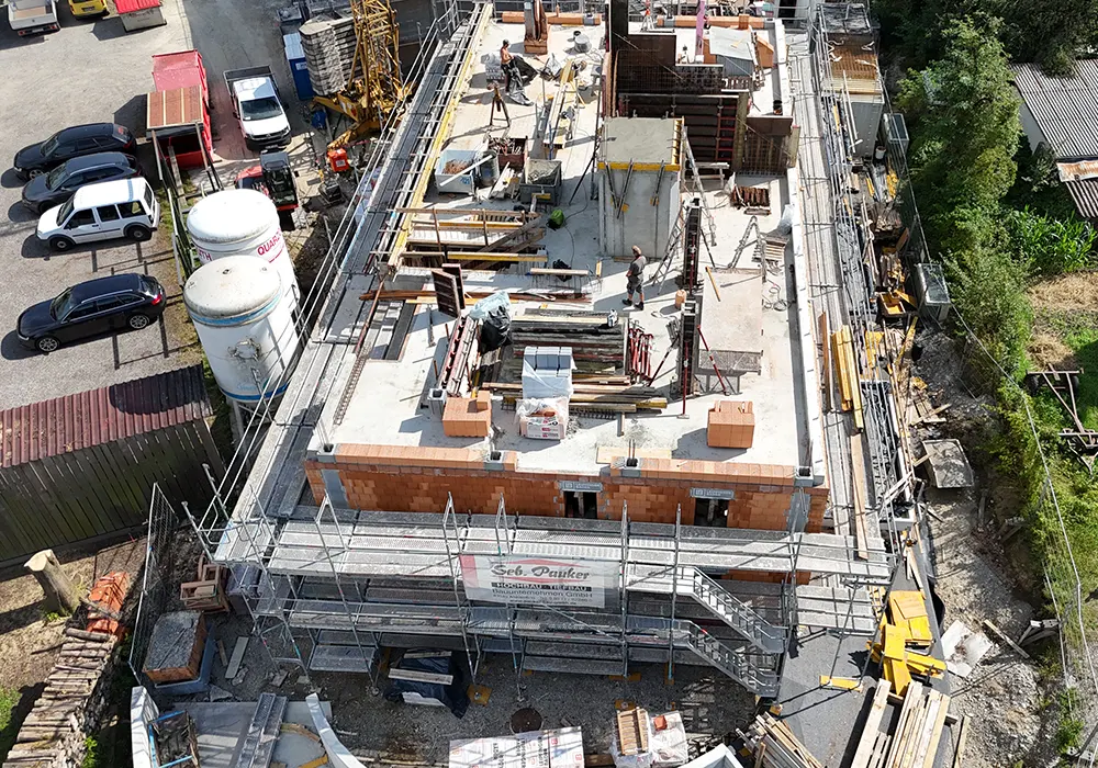 Rohbau eines Mehrfamilienhauses mit Ziegelmauerwerk und Bauarbeiten auf der Decke