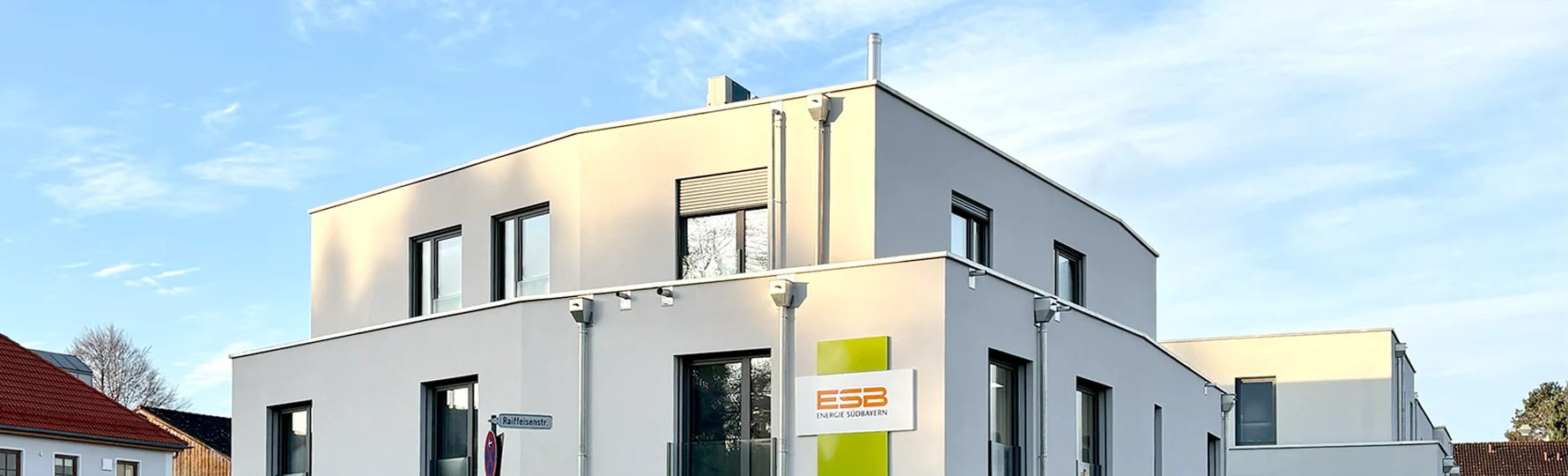 Detailansicht des Bürogebäudes der Energie Südbayern mit moderner Fassadengestaltung