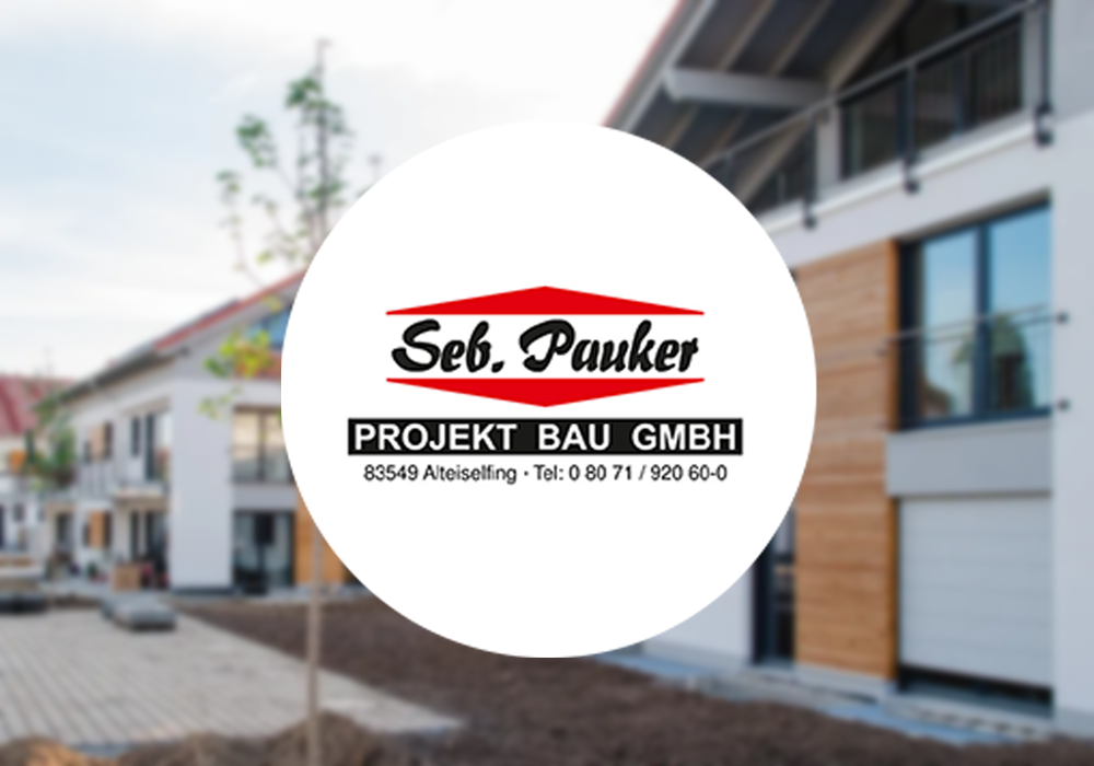 Logo der Firma ‚Seb. Pauker PROJEKT BAU GMBH‘ mit rotem Dachsymbol, darunter Text: ‚83549 Alteiselting • Tel: 0 80 71 / 920 60-0‘, im Hintergrund unscharfe Neubauhäuser.