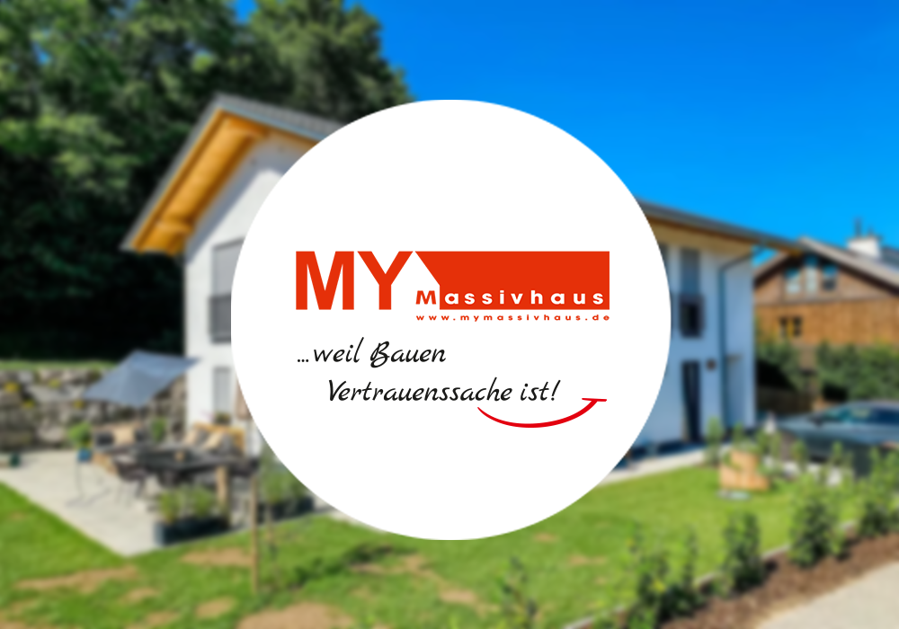 Logo von ‚MY Massivhaus‘ mit dem Slogan ‚...weil Bauen Vertrauenssache ist!‘, unscharfer Neubau im Hintergrund.