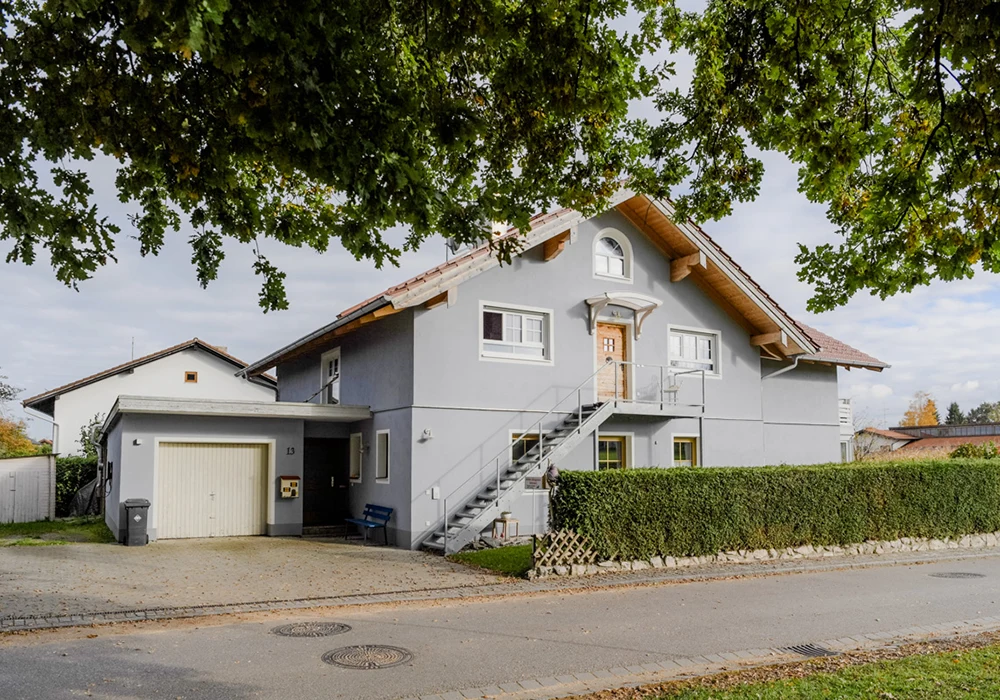 Wohnhaus mit Garage, Außentreppe und Balkon mit Anbau und Aufstockung in Griesstätt