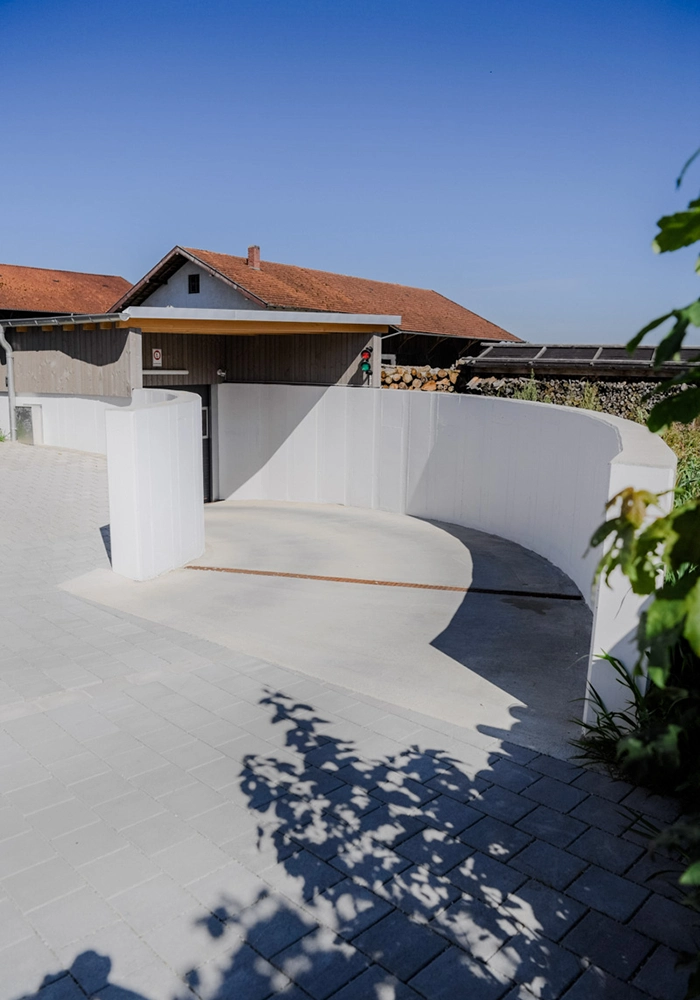 Geschwungene Zufahrt zur Tiefgarage eines Mehrfamilienhauses