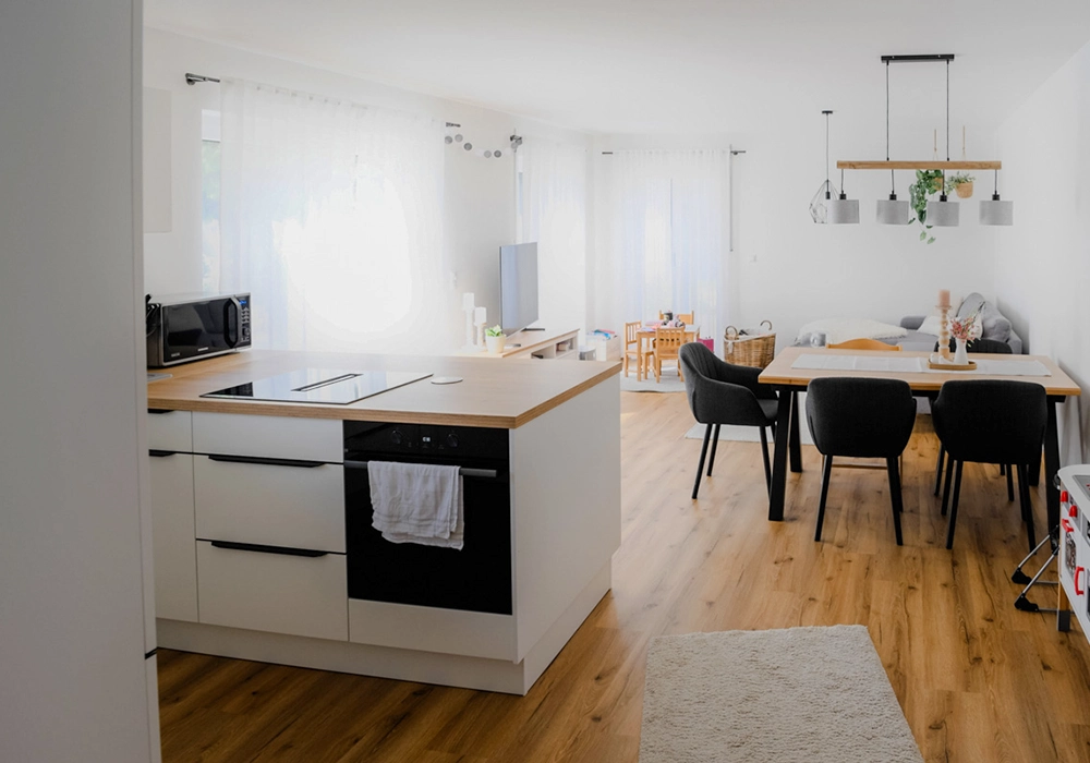 Heller Wohnbereich mit offener Küche und Essplatz in moderner Wohnung