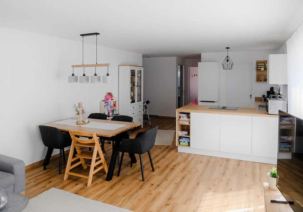 Offener Wohn- und Essbereich mit Küche in einer Wohnung