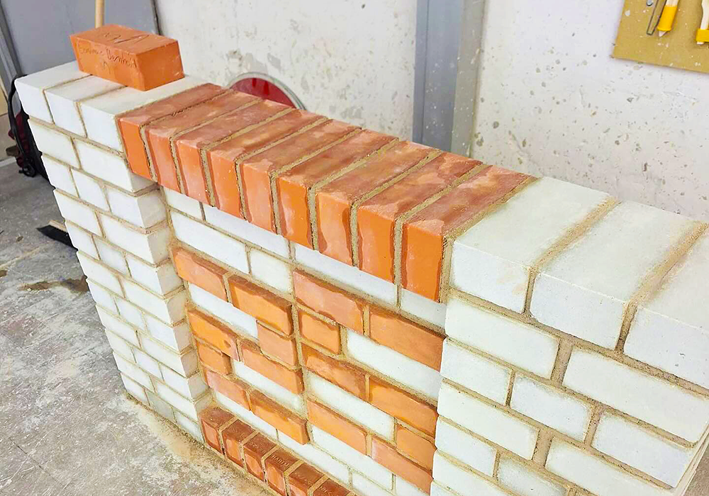 Mauerwerk aus Ziegeln beim Kammerwettbewerb – Ausbildung zum Maurer im Deutschen Handwerkswettbewerb.