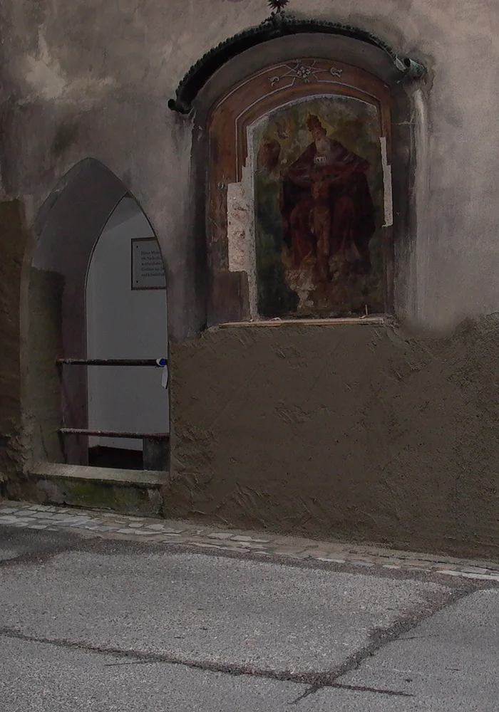 Relief mit religiöser Darstellung in Nische an der Außenwand des historischen Brucktors