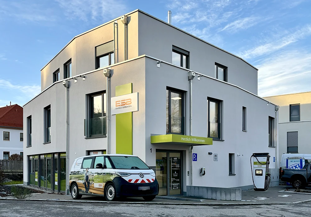 Modernes Bürogebäude der Energie Südbayern mit Eingangsbereich und E-Ladestation