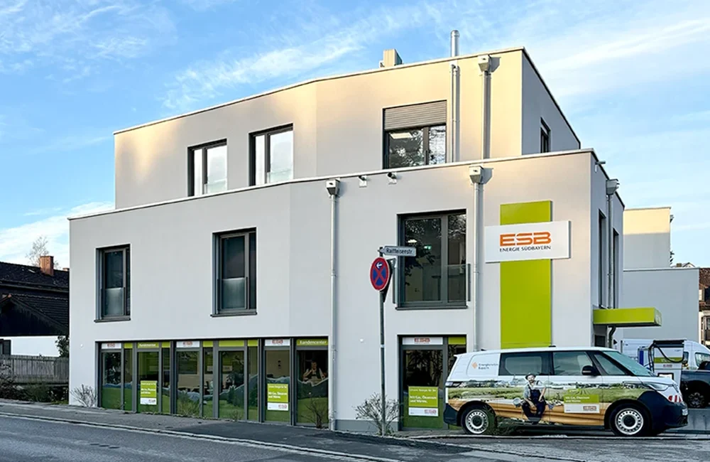 Straßenansicht eines modernen Büro- und Wohngebäudes der Energie Südbayern