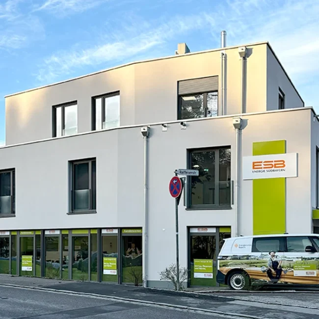 Straßenansicht eines modernen Büro- und Wohngebäudes der Energie Südbayern