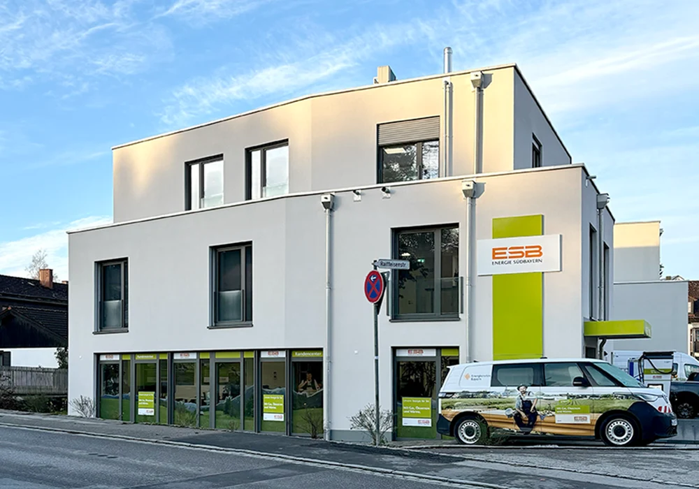 Straßenansicht eines modernen Büro- und Wohngebäudes der Energie Südbayern