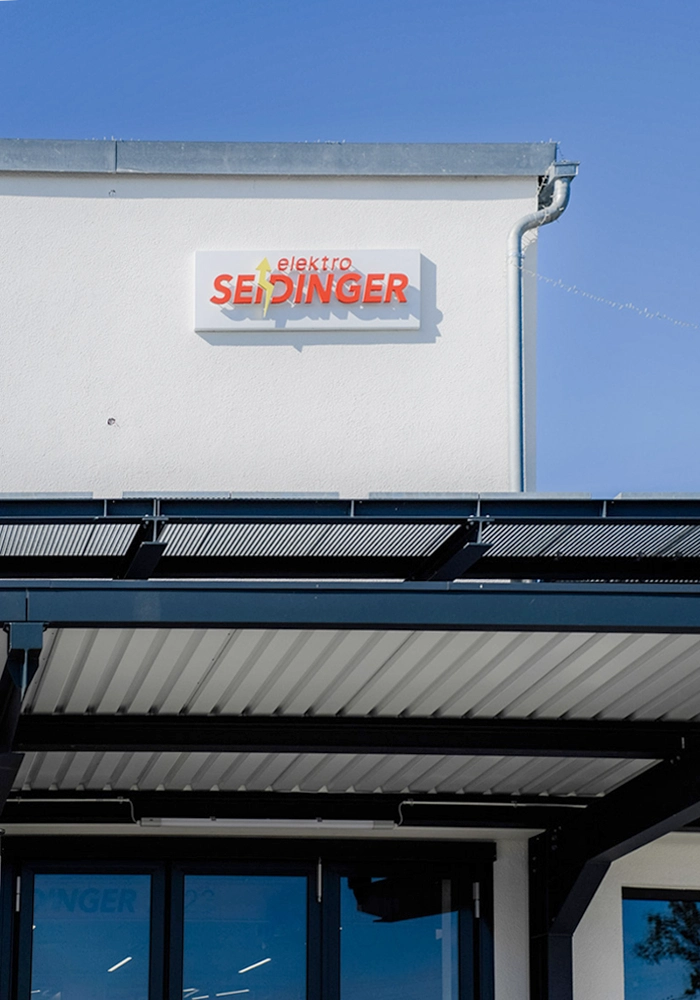 Firmenlogo Elektro Seidinger an der Fassade eines modernen Gewerbegebäudes