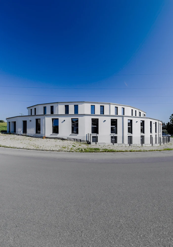 Gewerbehalle mit überdachter Ladezone und Außentreppe an der Gebäudeseite