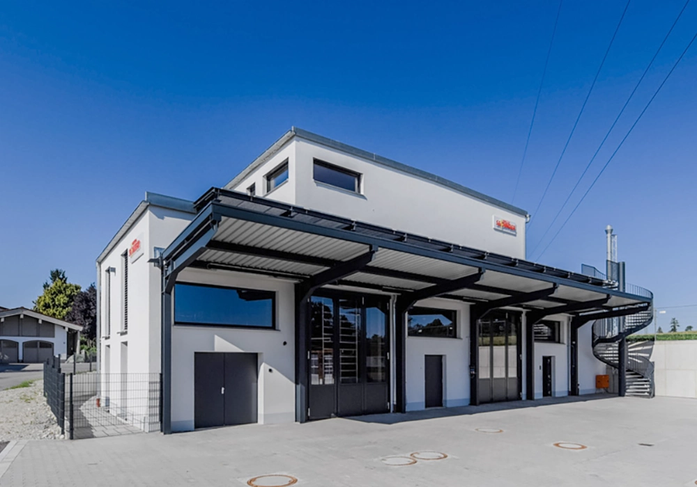 Gewerbehalle mit überdachter Ladezone und Außentreppe an der Gebäudeseite