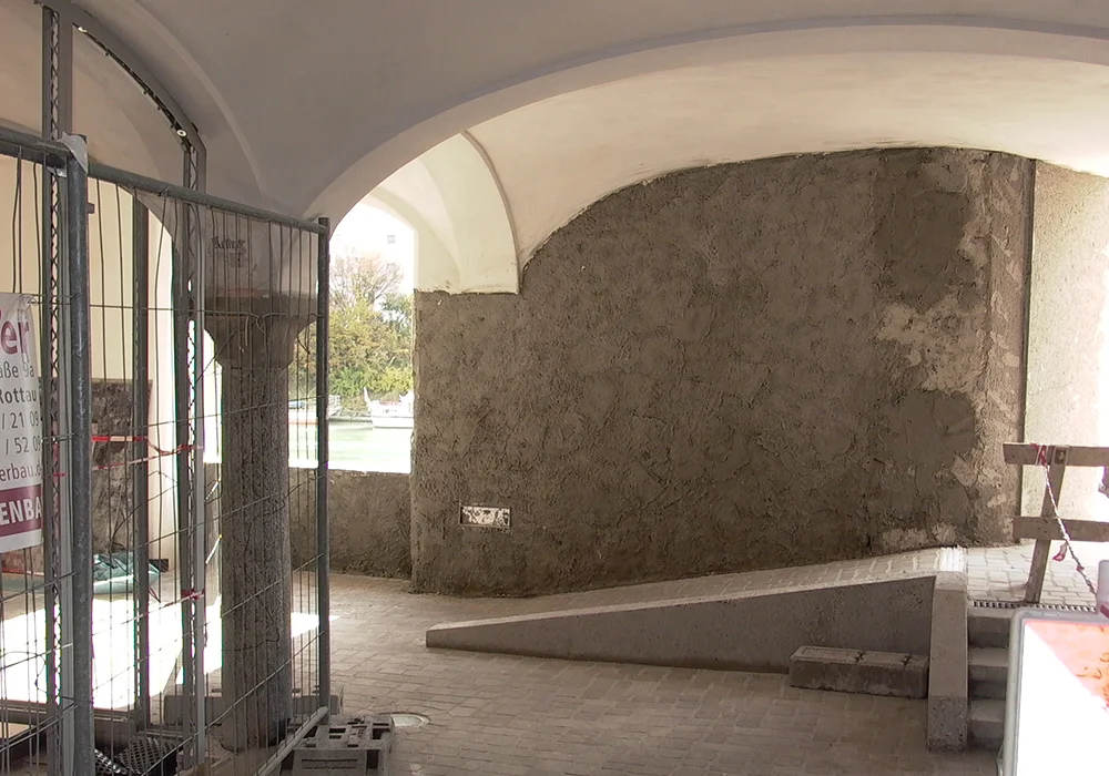 Durchgang mit neu aufgetragenem Sanierputz an Gewölbewand während Bauarbeiten