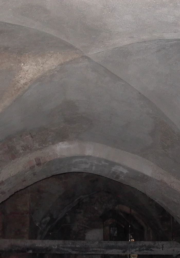 Historische Gewölbedecke mit freigelegtem Mauerwerk während der Restaurierung