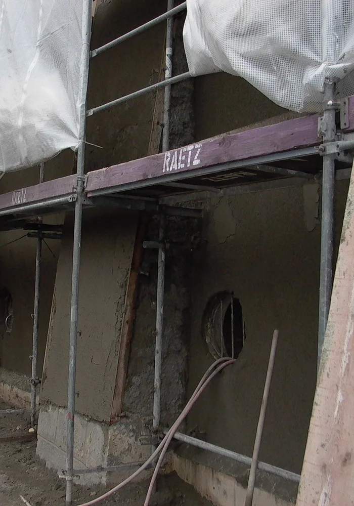 Detailaufnahme der historischen Fassade mit frischem Putz rund um die Kellerluken