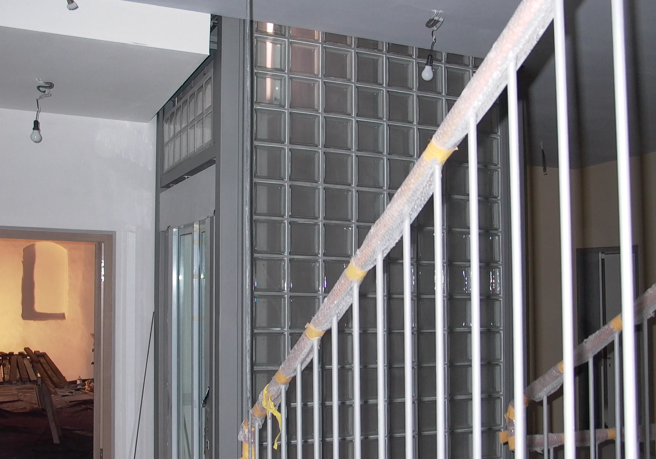 Glasaufzugsschacht im Treppenhaus während Ausbauarbeiten im sanierten historischen Gebäude