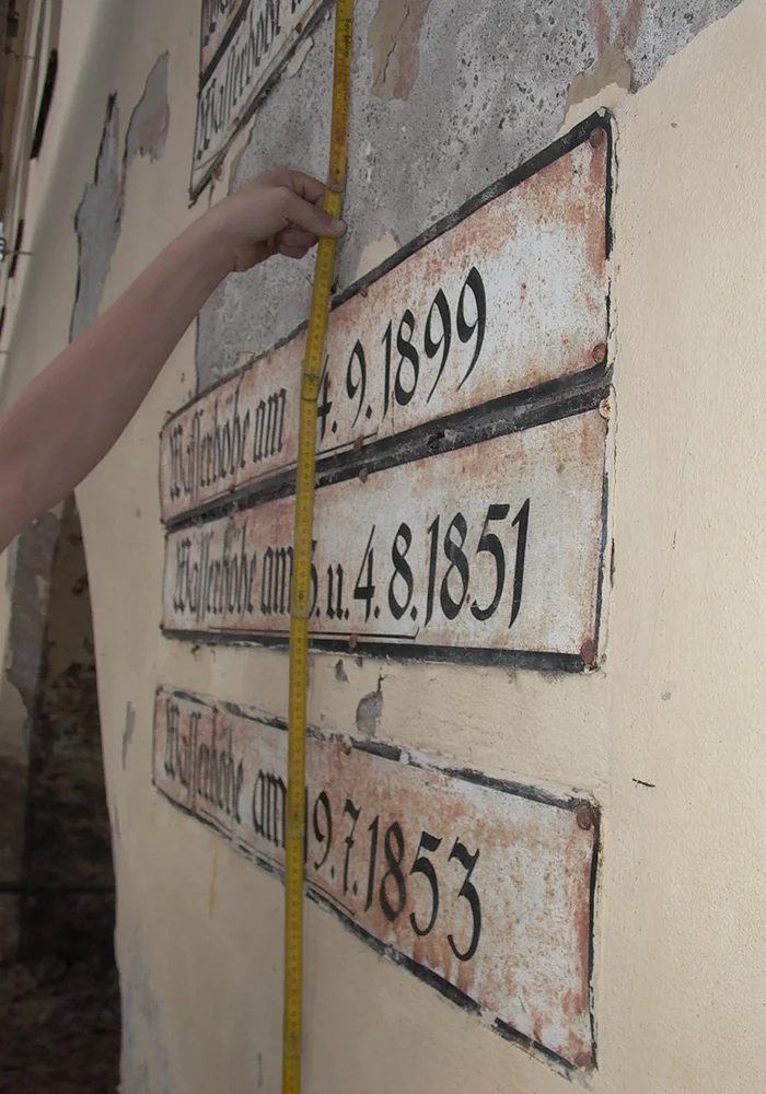 Messung historischer Hochwassermarken am Ferstlhaus in Wasserburg a. Inn